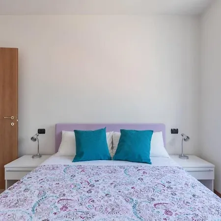 Modern With Pool דירה